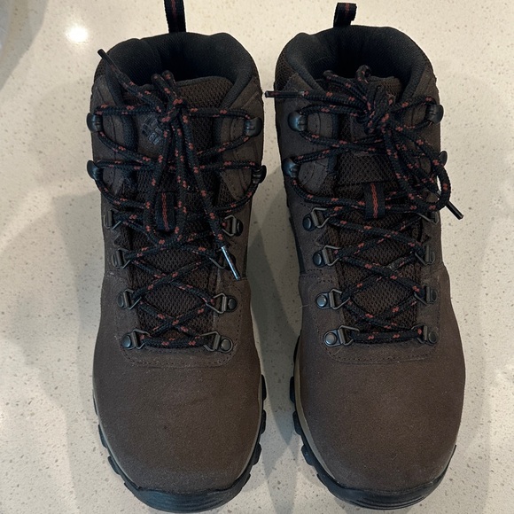 EUC-Columbia Men's Dark Brown Hiking Boots - Picture 2 of 8